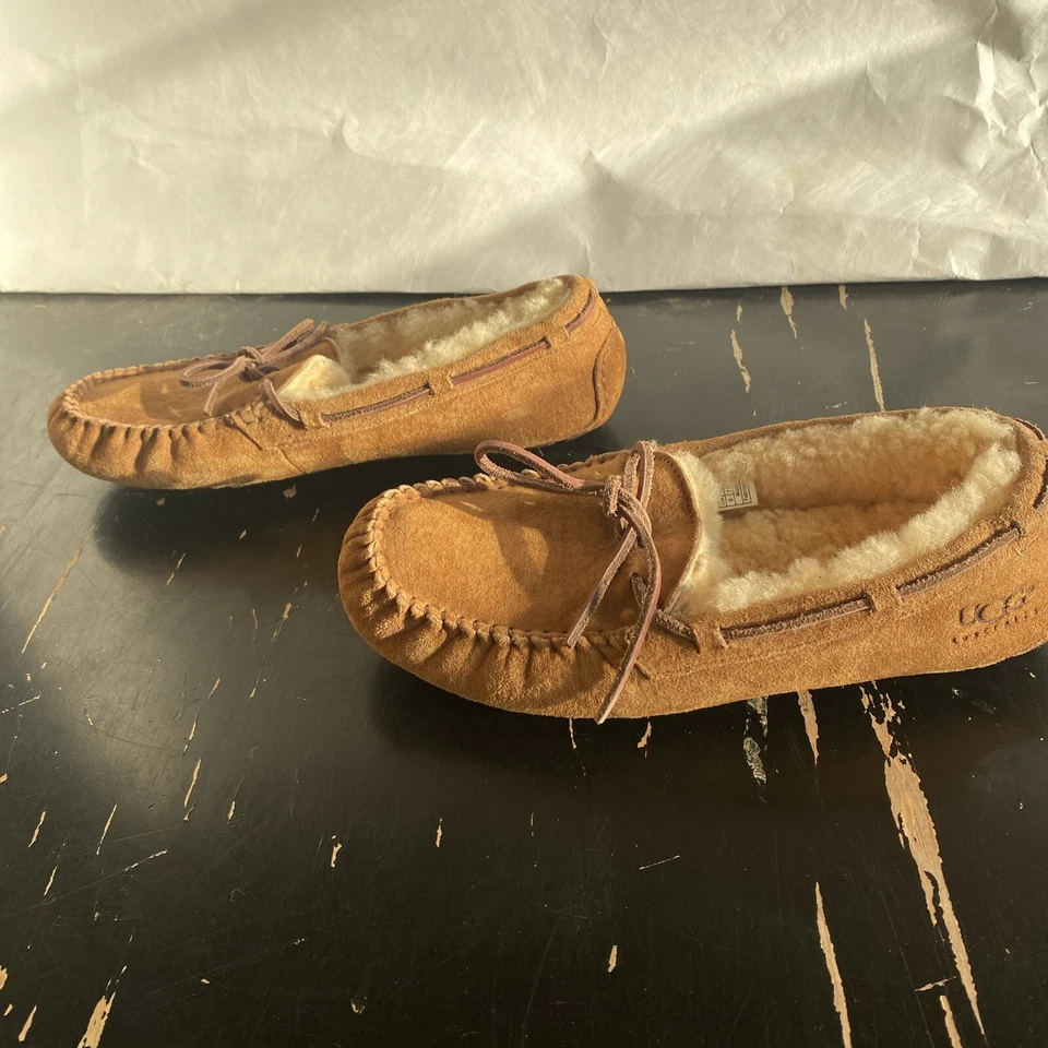 Zapatilla mocasín UGG para mujer de cuero con piel de oveja interior y suela de goma talla 9 Foto 2 de 4
