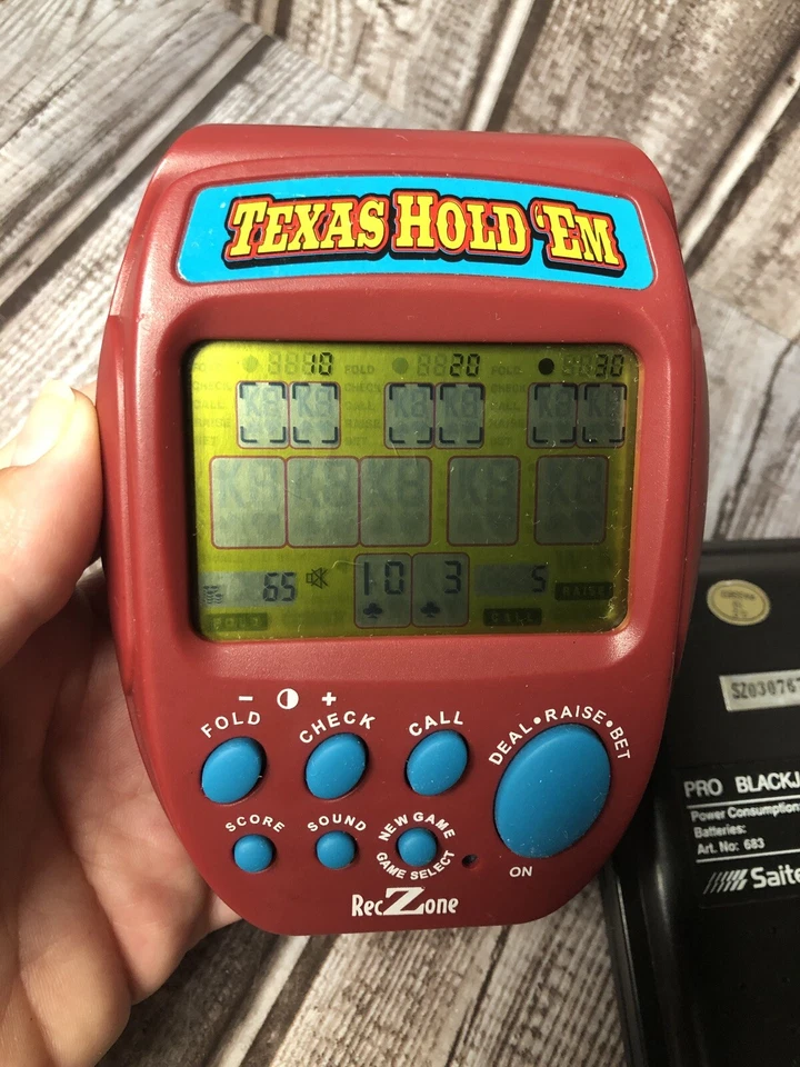 Juegos electrónicos portátiles Saitek Pro Black Jack & RecZone Texas Hold 'Em funcionando Foto 4 de 4