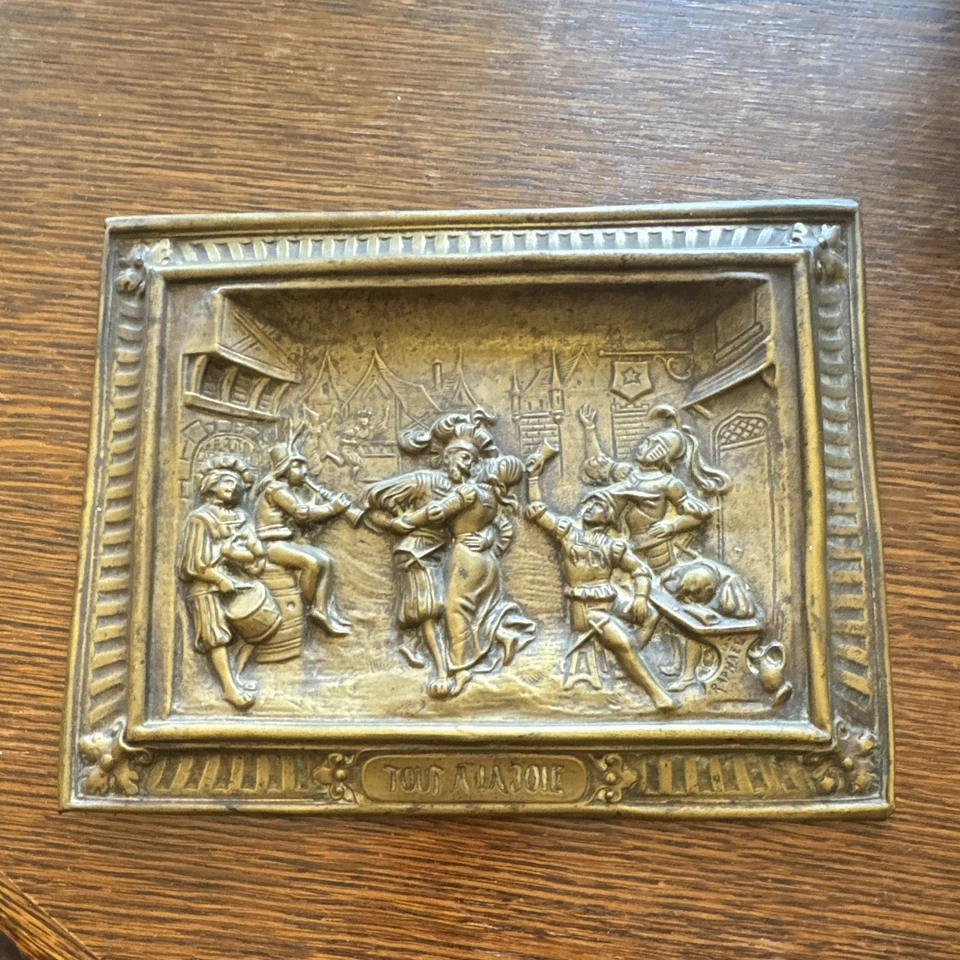 Plaque décorative métal bronze bas-relief scène médiévale « Tout à la joie » - Photo 1/2