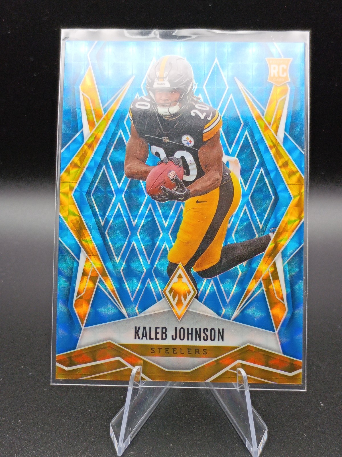 KALEB JOHNSON 2025 PANINI PHOENIX - ROOKIES #182 LIGHT BLUE PYRAMIDS /385 (RC)
