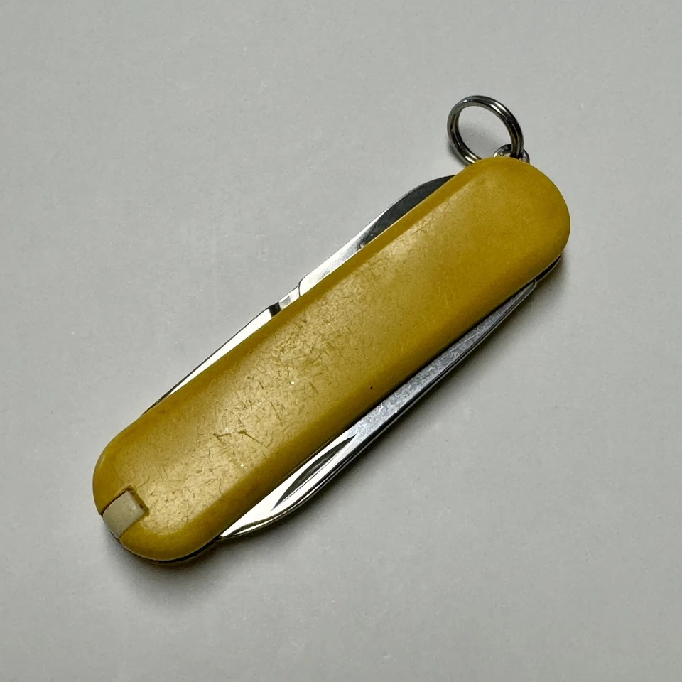 Navaja Suiza Victorinox 58mm Clásica SD Navaja de Bolsillo Amarilla ENVÍO GRATUITO Foto 2 de 4