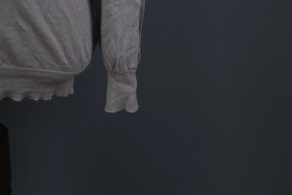 Suéter Alexander McQueen cinza manga longa gola V malha algodão cashmere tamanho G - Imagem 4 de 4