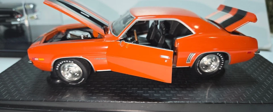 (SIN CAJA) 1/24 Classic Metal Works Camaro Z28 y Chevrolet Impala Foto 4 de 4