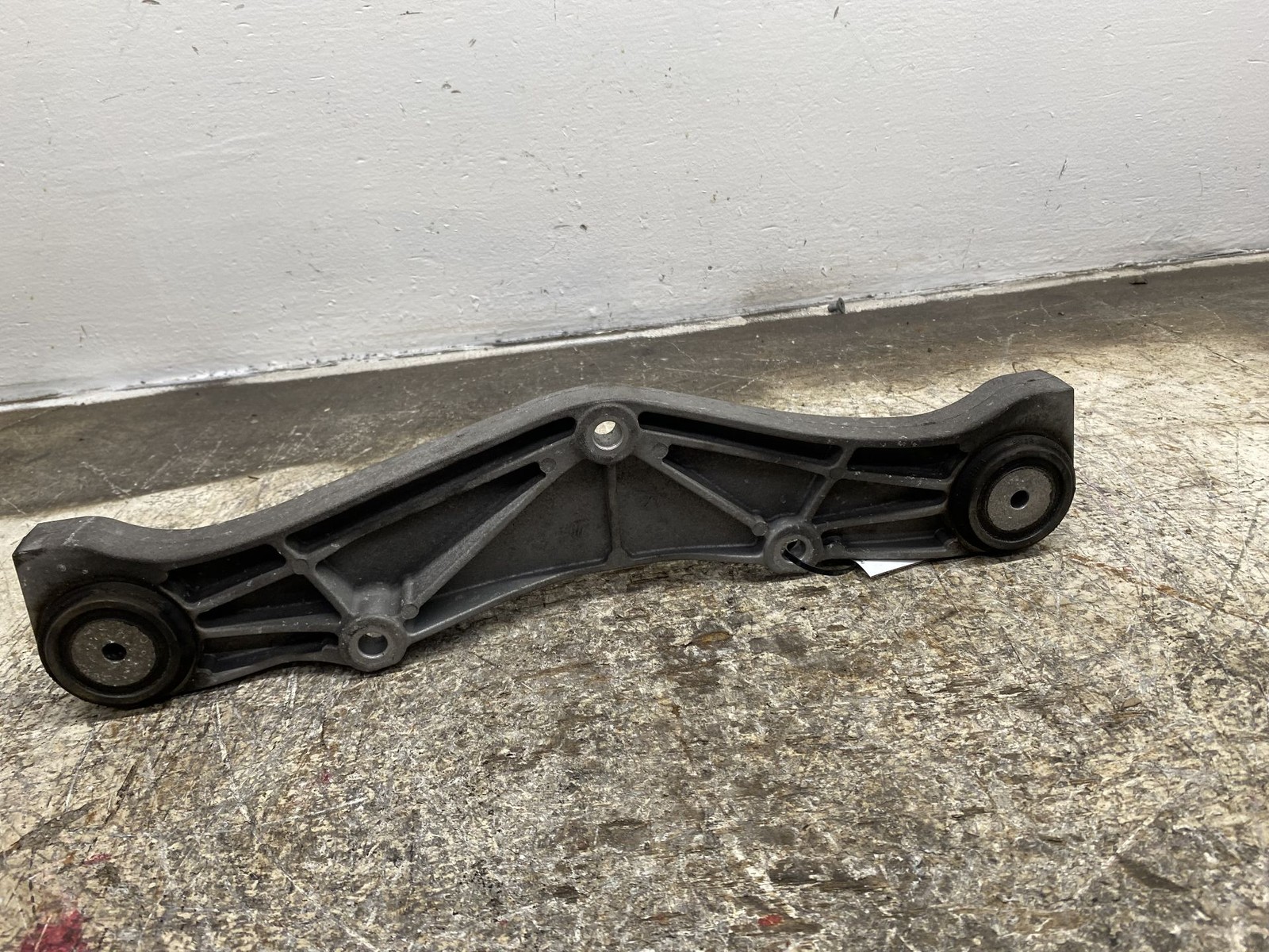 2013-2018 BENTLEY FLYING SPUR AWD 4.0L CARRIER SUPPORT MOUNT BRACKET 3W0199205A
