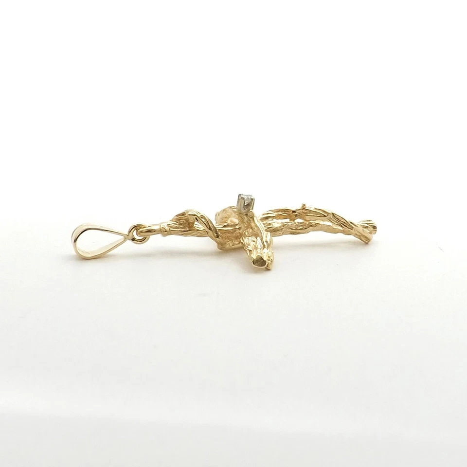 Colgante con dije de cruz de espinas y enredaderas de diamantes naturales de oro de 14k Foto 4 de 4