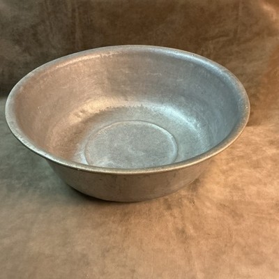 Antique farmhouse kitchen aluminum wash pan/utility ware large bowl well used