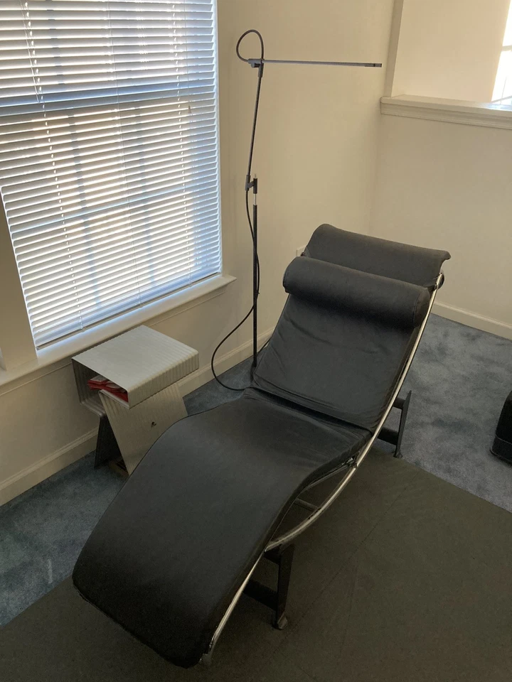 Chaise Lounge Réplica Le Corbusier LC4 Estilo en Cuero Negro Foto 3 de 4