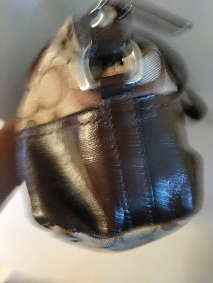 Bolso de Hombro Coach Marrón Beige Firma Lona Charol Maggie De Colección EC Foto 4 de 4