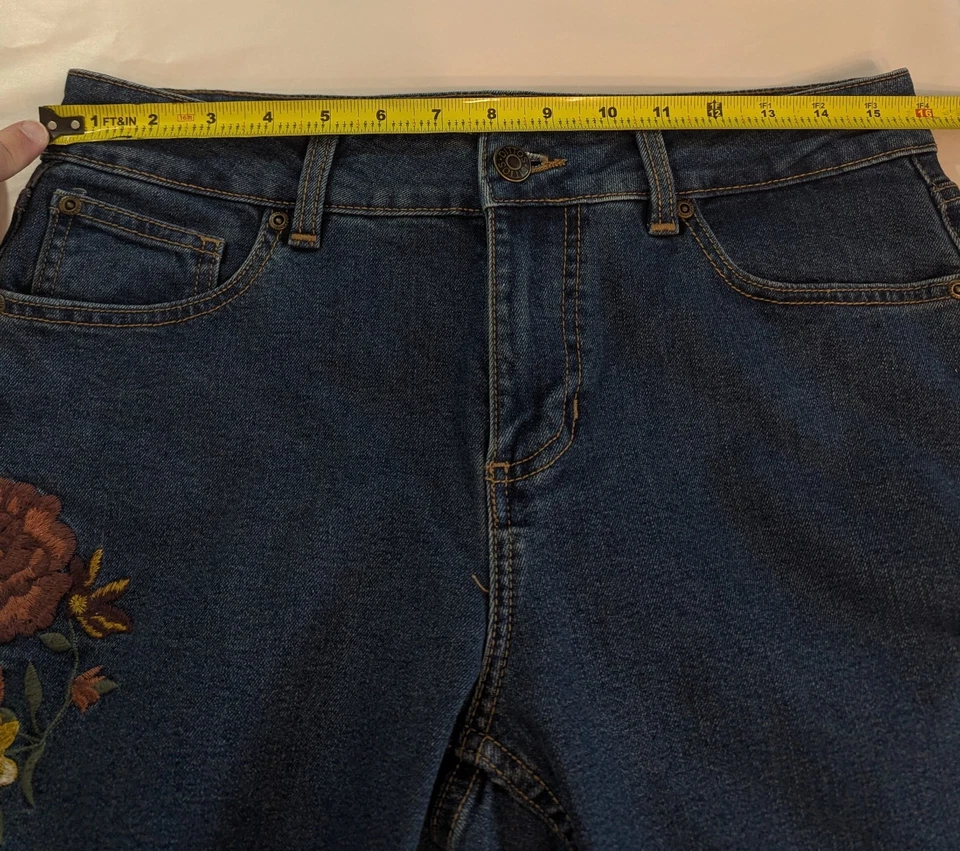 Pantalones de mezclilla Dittos para mujer talla 8 bordados florales Foto 3 de 4
