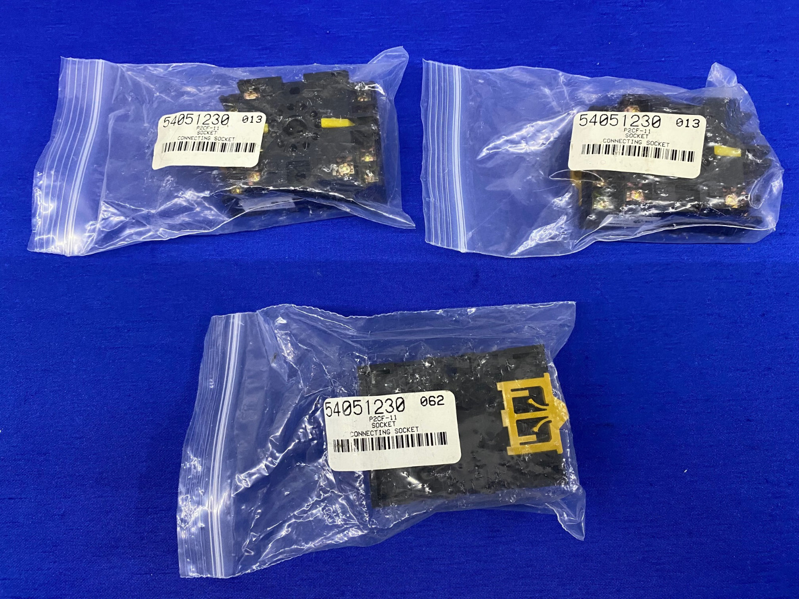 OMRON 2CF-11 / 54051230 SOCKET CONNECTING SOCKET - 1 LOT QTY 3