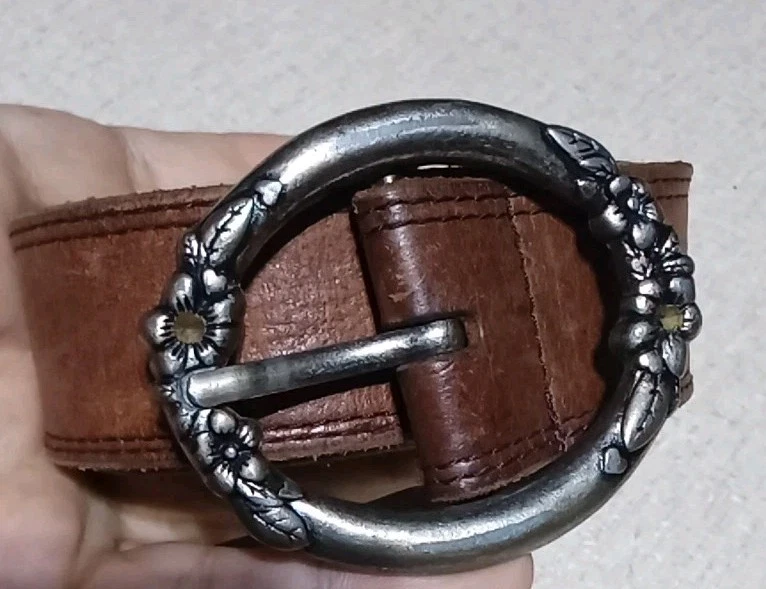American Eagle Brown Distressed Leather Belt w Floral Buckle Ring Size L - Image 3 of 4