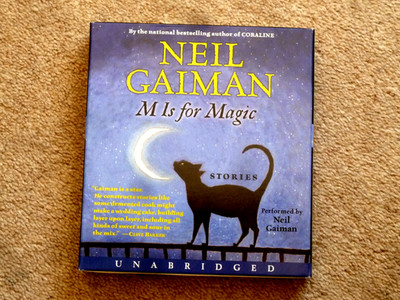 NEIL GAIMAN - M IS FOR MAGIC   - AUDIO BOOK - TALKING BOOKS  ( 5 CDS )