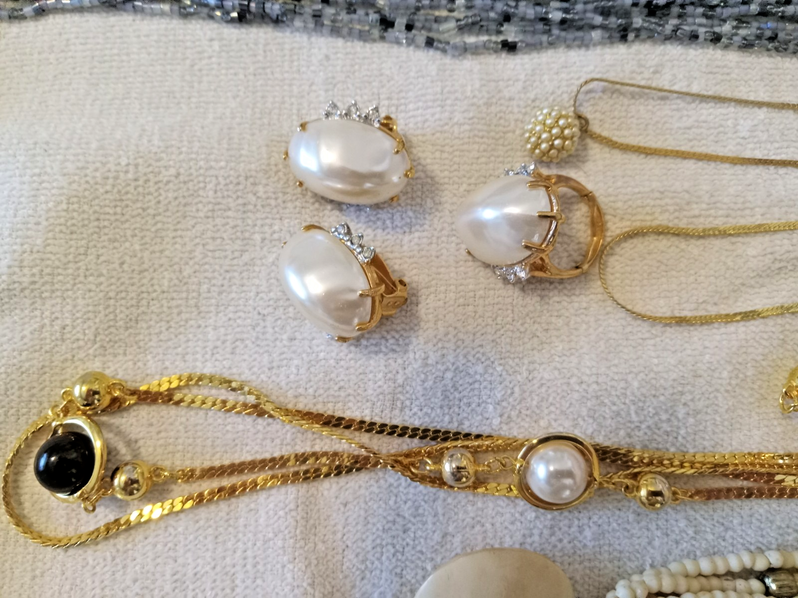 VINTAGE LOT COSTUME JEWELRY-35 PIECES INCLUDING NECKLACES, EARRINGS ...