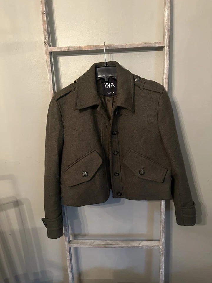Chaqueta corta de lana verde oliva con botones talla mediana de Zara para mujer Foto 3 de 4