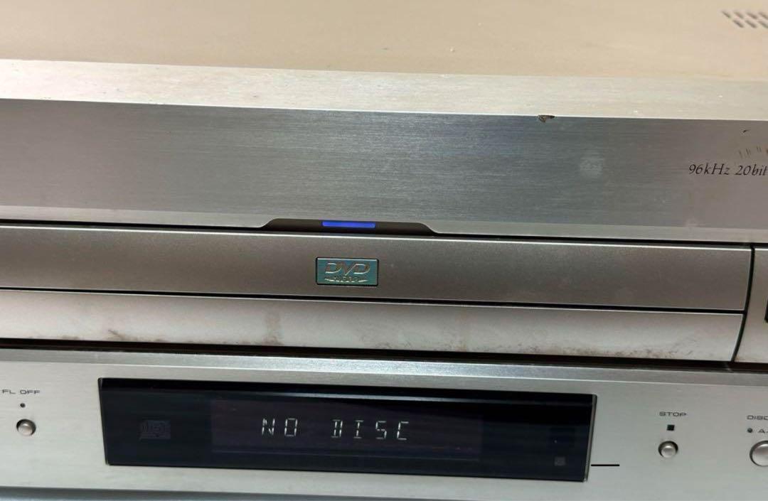 Pioneer DVL-909 LD DVD Compatible model Player Gold with Pioneer DVL-909 LD DVD Compatible model Player Gold with