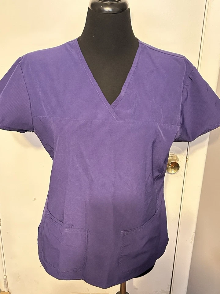 Top uniforme medio púrpura elástico divino con dos bolsillos en la parte delantera  Foto 2 de 4