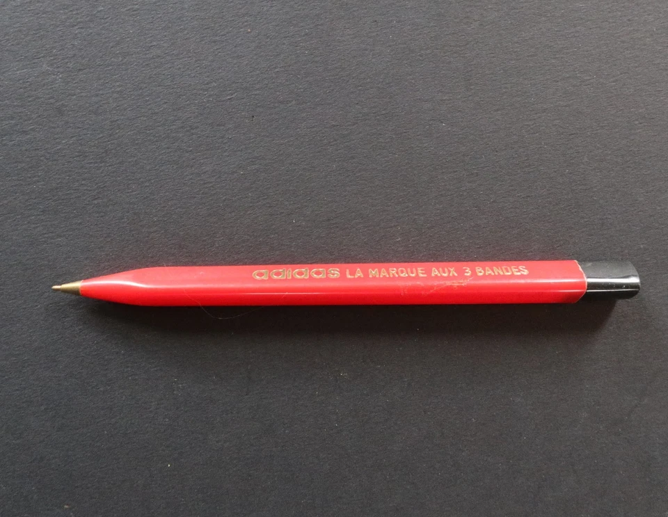 ADIDAS 1 Stylo ROUGE La marque aux 3 bandes vintage 1970 crayon pen - Photo 1/3