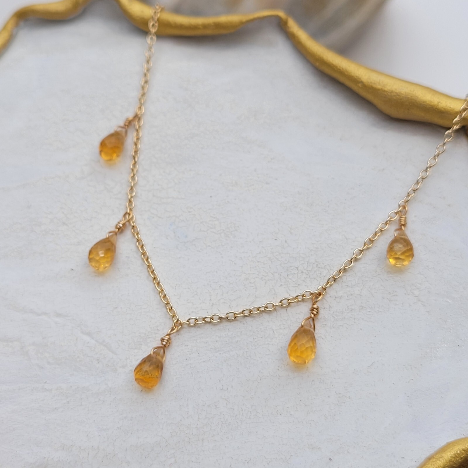Collier en pierre de citrine jaune et or pour sublimer vos tenues d'été