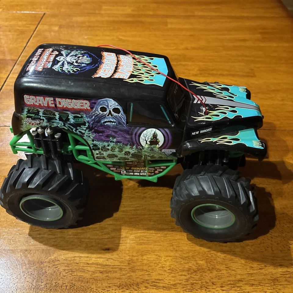 Grave Digger RC Monster Truck 66801 Spin Master Big BKT Tires AS-IS NO REMOTE - Image 4 of 4