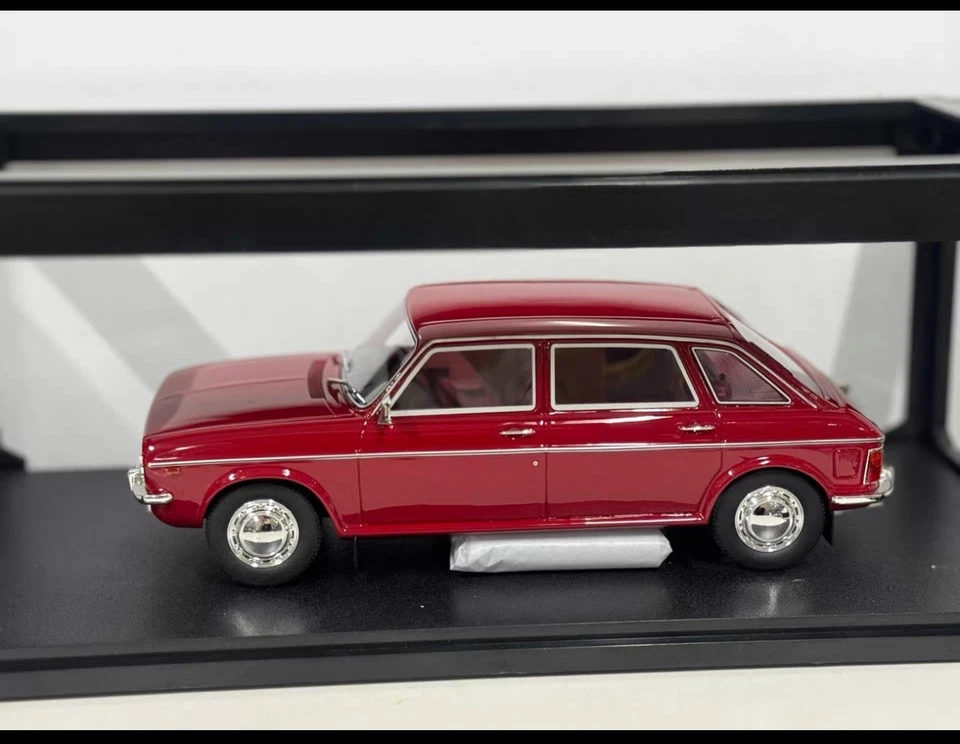 Cult 1/18 Austin Maxi Carmine 1971-1979 - Image 4 of 4