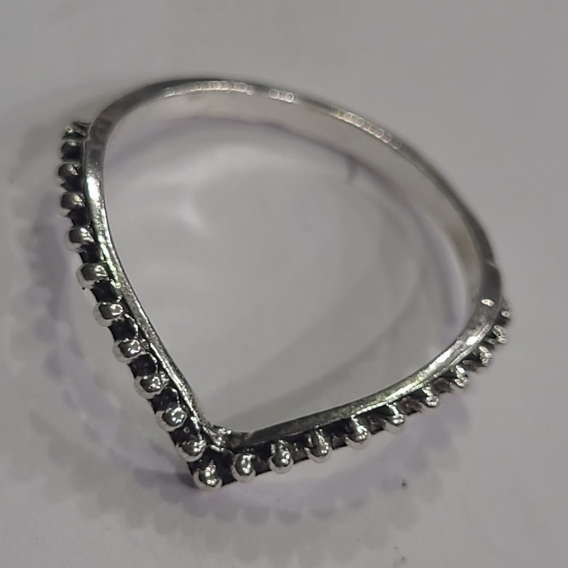 Silver Tone Metal V-Shaped Chevron Band Ring Size 7 1mm Band Width No Gemstones