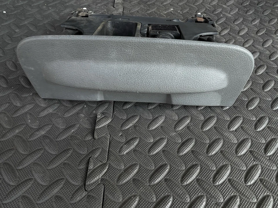 Cenicero Crown Victoria Grand Marquis 2003-2011 con soporte para taza extraíble gris Foto 2 de 4