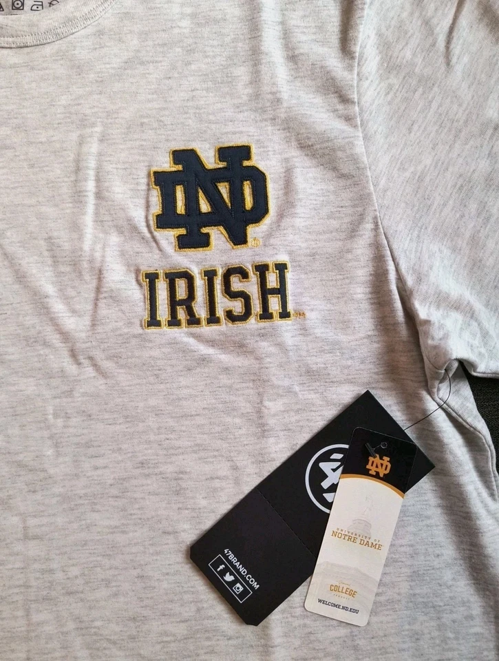 Notre Dame '47 Hombre Camiseta Lucha Irlandesa Manga Corta Logotipos Bordados Gris Foto 2 de 4