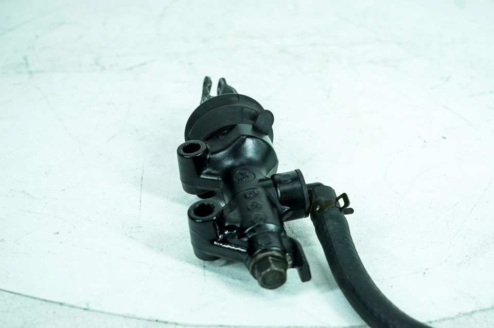 Главный цилиндр заднего тормоза 07 Harley Sportster Custom XL1200C с резервуаром 1400 - Изображение 4 из 4