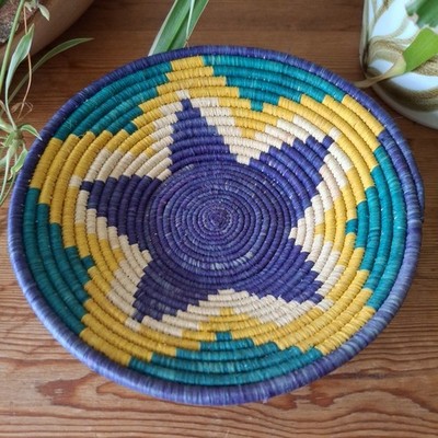 Vintage afrikanischer handgewebter kleiner flacher Spiralkorb gelb blau Stern 19 cm