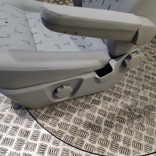 VW Transporter T5 Driver Seat Captain ref D298 - Picture 4 of 7