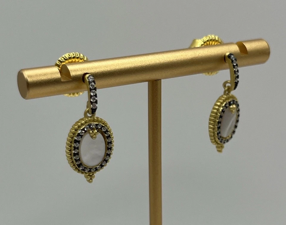 Mini brincos de gota ovais imperiais de madrepérola Freida Rothman - Imagem 2 de 4