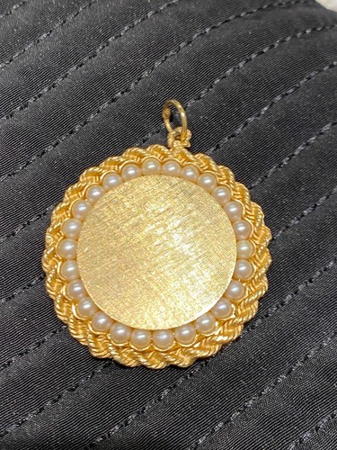 FINE ESTATE CUSTOM 14K SOLID ROUND PENDANT WITH ROPE BORDER AND 2MM PEARLS