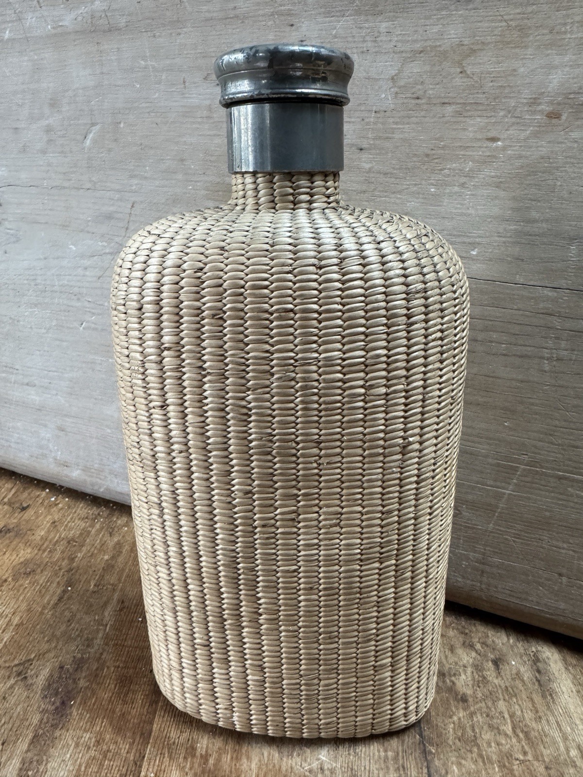 Antiguo frasco de cadera, botella de vidrio con cubierta de mimbre tejida, Primera Guerra Mundial, frasco de sargentos. (1)