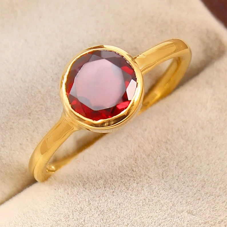 Anillo granate natural, plata chapada en oro de 18k, anillo llamativo, anillo delicado simple