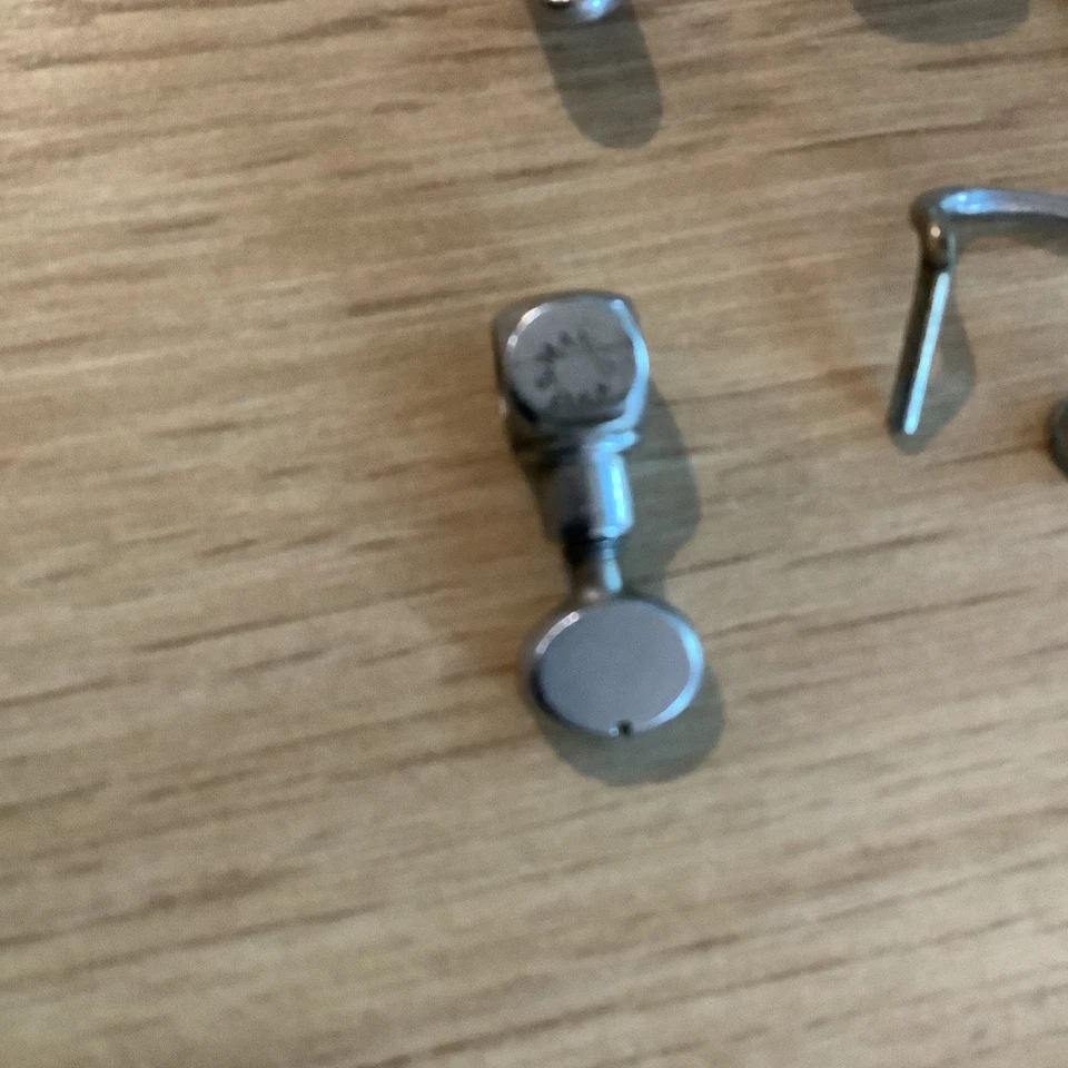 VTG SINGER 99k SEWING MACHINE ~NEEDLE CLAMP / FOOT/ THREAD CUTTER & GUIDE..391 - Image 3 of 4