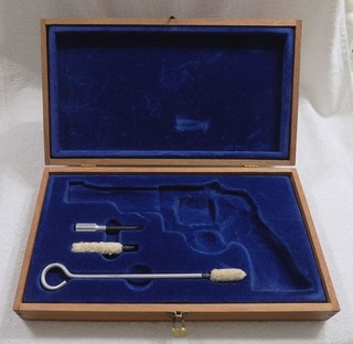 VINTAGE SMITH WESSON MODEL 29 .44 MAGNUM REVOLVER WOODEN PRESENTATION CASE