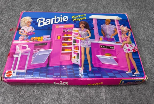1992 Vintage Barbie Kitchen Playset #7472 LOTS OF PIECES!  With Original Box