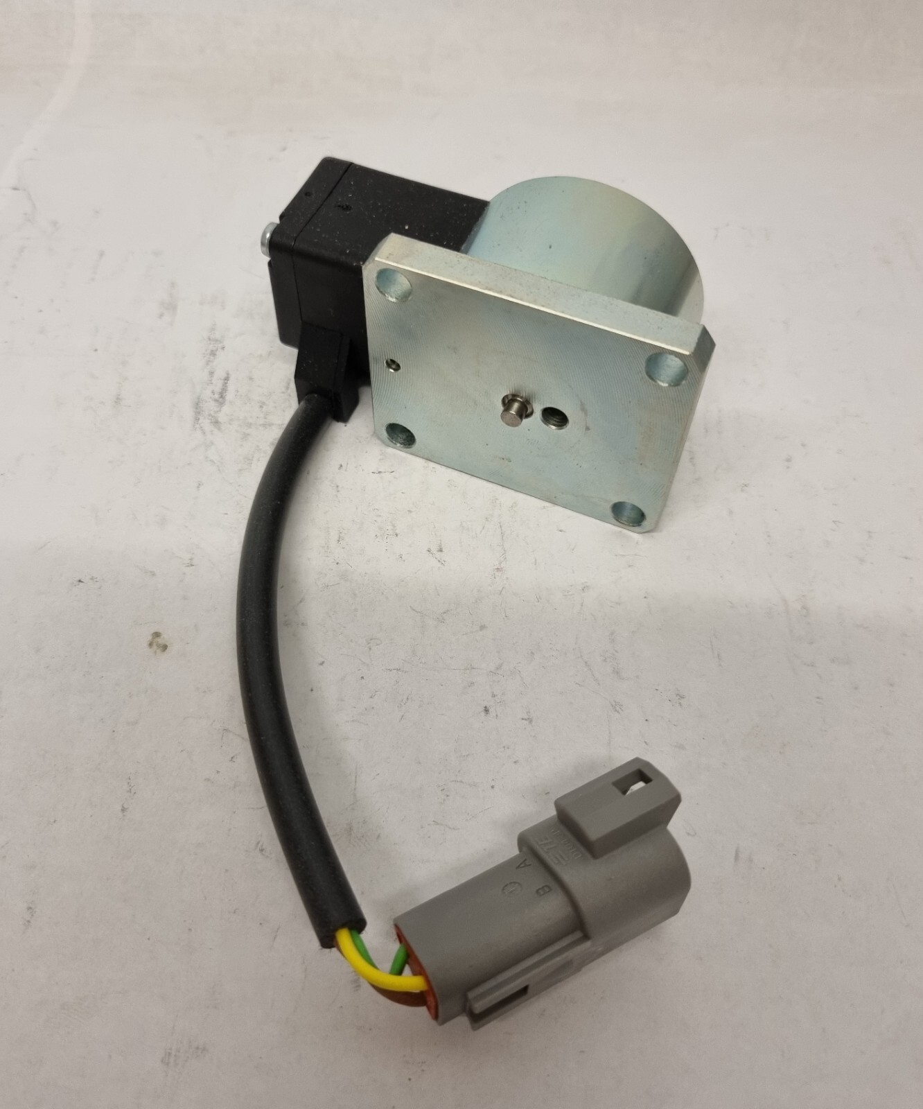 01811700 STOP SOLENOID 24V GENUINE HATZ 2-4L40/ L41 & M ENGINES | eBay