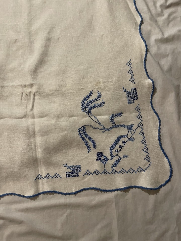 Vtg Linen Blue Willow Embroidered Tablecloth 56 X 74 Scalloped Edge
