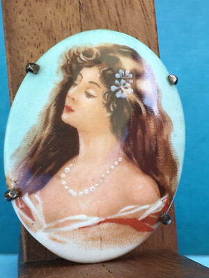 Broche Ancienne En Porcelaine Peinte Limoges - Jeune Femme Songeuse - Vintage - Bon état D'usage