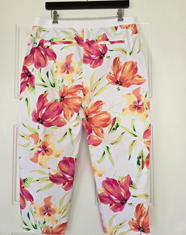 Chico  Capri's Crop Pants, Chico Size 2  Multi Colored Pink Hybiscus Flower 