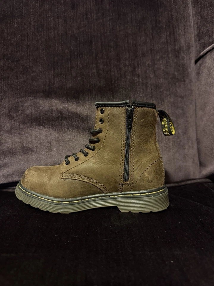 Bota Dr. Martens Napa 8 Olhos com Zíper Zíper 1460J Marrom Tamanho Juvenil Tamanho 10 JY004 - Imagem 2 de 4