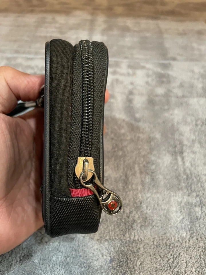 Wenger SwissGear Sherpa Small Camera Case with Belt Loop -Burgandy - Image 4 of 4