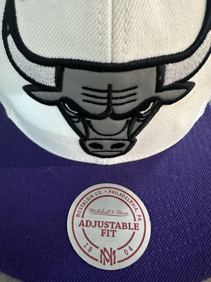 Gorra Mitchell & Ness NBA Chicago Bulls Snapback blanca y púrpura Foto 2 de 4