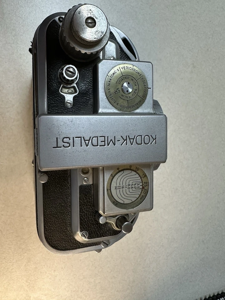 Cámara fotográfica Kodak Medalist II de formato medio, lente Ektar F3.5 de 100 mm, Supermatic 2 Foto 2 de 4