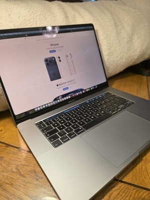 Apple MacBook Pro 16'' 2019 Intel i7 16GB RAM 512GB SSD Grau Karton Ladegerät Makellos