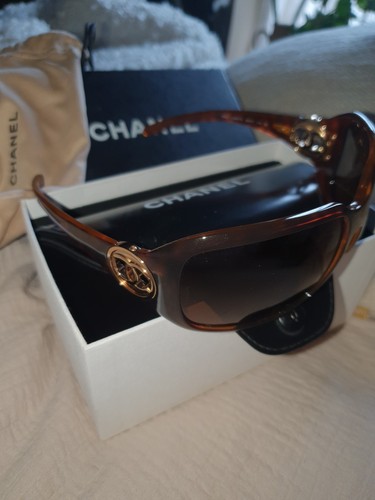 Genuine Chanel Sunglasses, With case Excellent Condition, Only worn once - Picture 6 of 7