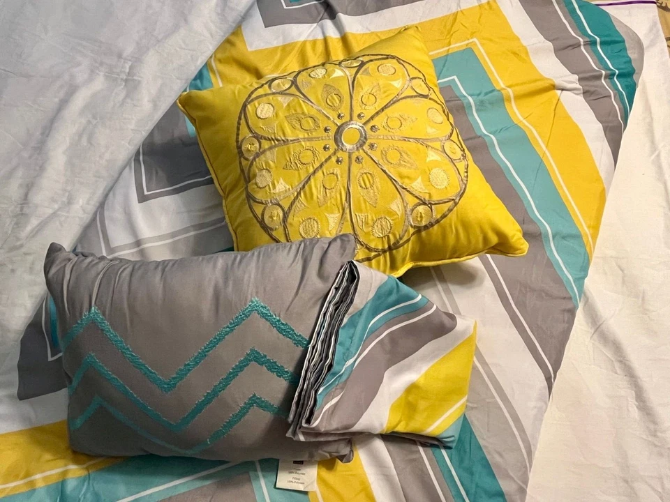 Twin/Twin XL Comforter 4-pc Bedding Set Intelligent Design Elise Dorm ID10-190 - Image 2 of 4