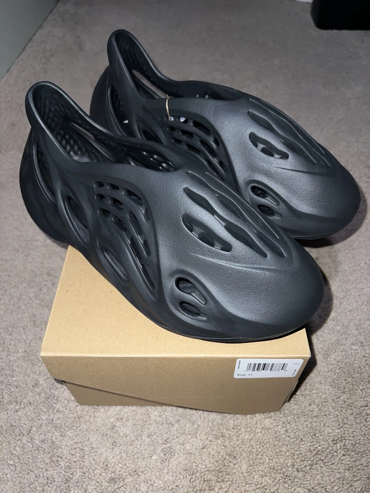 Taglia 11 Adidas Yeezy Foam Runner RNR Onyx HP8739 nuove in magazzino spedizione veloce