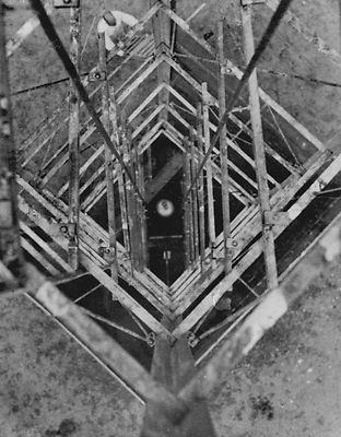 PICTURE BY CHARLES LINDBERGH OF DR. ROBERT GODDARD'S ROCKET  8X10 PHOTO (EP-681)